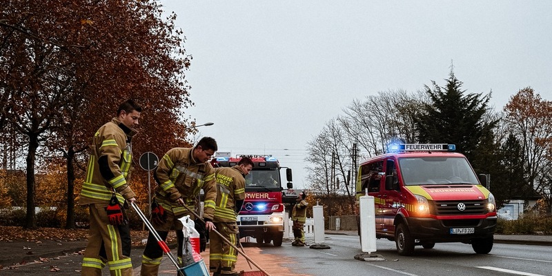 FW-DT: Ölspur auf mehreren Straßen in der Innenstadt - Foto: presseportal.de