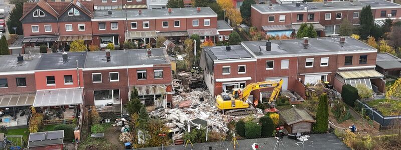 Nach der Suche nach einem 83 Jahre alten Bewohner bleibt von dem Reihenhaus nicht mehr viel übrig. - Foto: Benjamin Müller/dpa