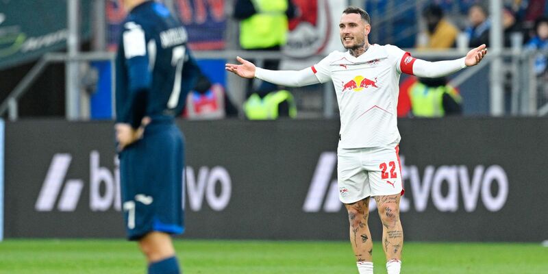 Tim Lemperle lässt sich zur 2:1-Führung für Hoffenheim gratulieren. - Foto: Uwe Anspach/dpa