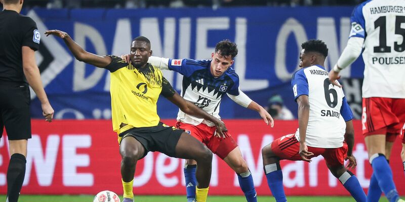 Kapitäne unter sich: Dortmunds Emre Can (l) und Yussuf Poulsen. - Foto: Christian Charisius/dpa