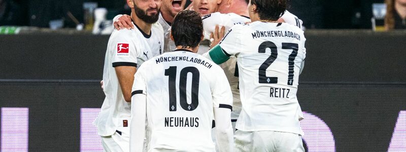 Derbyzeit am Rhein: Kölns Said El Mala (l) im Duell mit dem Gladbacher Joe Scally. - Foto: David Inderlied/dpa