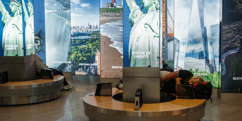 An vielen Flughäfen in den USA müssen Reisende sich auf lange Wartezeiten einstellen - so wie hier am LaGuardia International Airport in New York.  - Foto: Olga Fedorova/FR172242 AP/AP/dpa