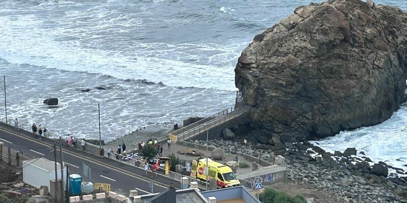 Der staatliche spanische Wetterdienst Aemet warnt regelmäßig vor dem Risiko besonders hoher Wellen an den Nord- und Westküsten der Kanarischen Inseln. Immer wieder kommt es auf den Inseln im Atlantik durch die ungebremst auf Land treffenden Wellen zu Toten und Verletzten.  - Foto: 112 Canarias/dpa