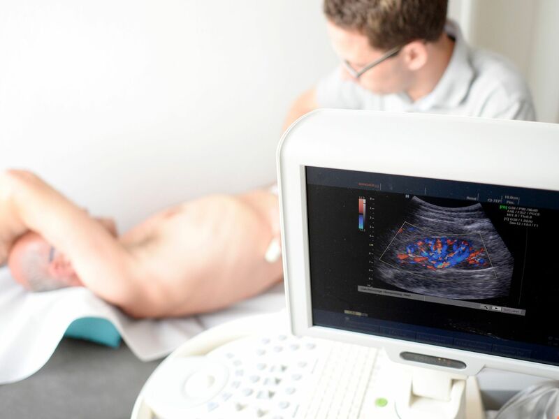 Ein Mediziner untersucht die Niere eines Patienten mit einem Ultraschallgerät - Foto: Maurizio Gambarini/dpa