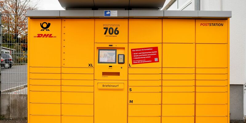 Da ist ja doch mal ein Postler an der Automaten-Filiale! Aber nur kurz - er leert den Briefkasten und fährt rasch davon. - Foto: Thomas Banneyer/dpa