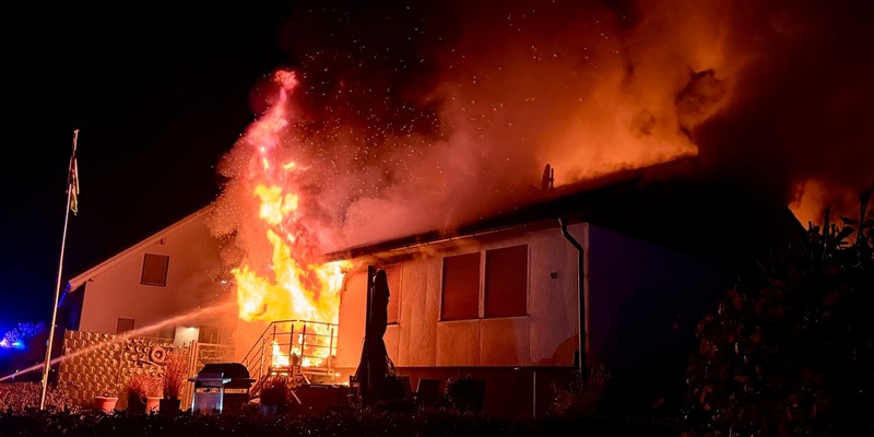 FW-OE: Gebäudevollbrand in Attendorn-Biekhofen - Foto: presseportal.de