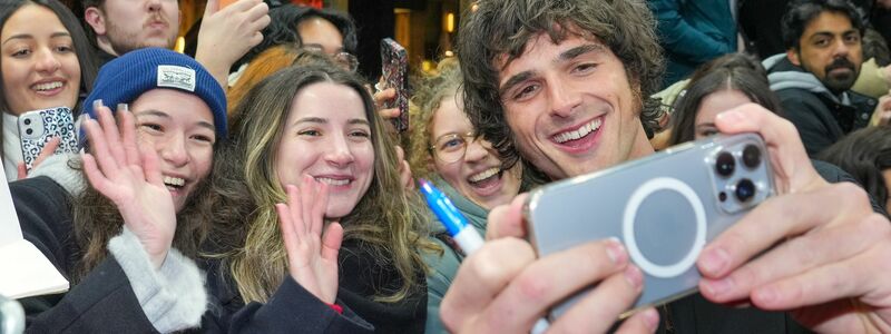 Nahbar, lieb, süüüüß: Schauspieler Jacob Elordi macht auch mal Selfies mit Fans. (Archivbild) - Foto: Soeren Stache/dpa