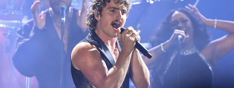 Muskeln und Moustache: Benson Boone tritt oft mit einer gewissen Ironie auf, die nicht nur, aber auch Frauen sehr gefällt. (Archivbild) - Foto: Richard Shotwell/Invision/dpa