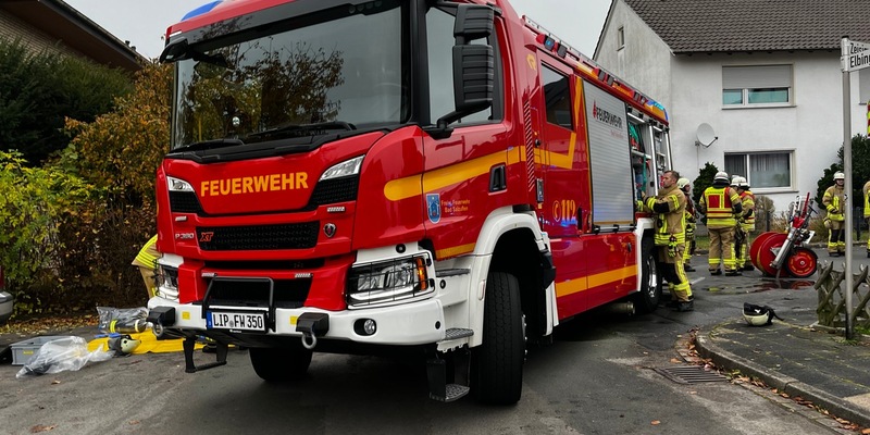 FF Bad Salzuflen: Kellerbrand sorgt für Stromausfall in Lockhausen / Feuerwehr ist mit 30 Einsatzkräften im Zeisigweg vor Ort - Foto: presseportal.de