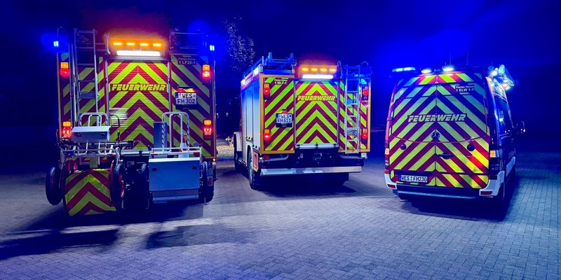 FW Hünxe: Feuerwehrfahrzeuge erhalten neue Heckwarnbeklebung zur Erhöhung der Sicherheit - Foto: presseportal.de