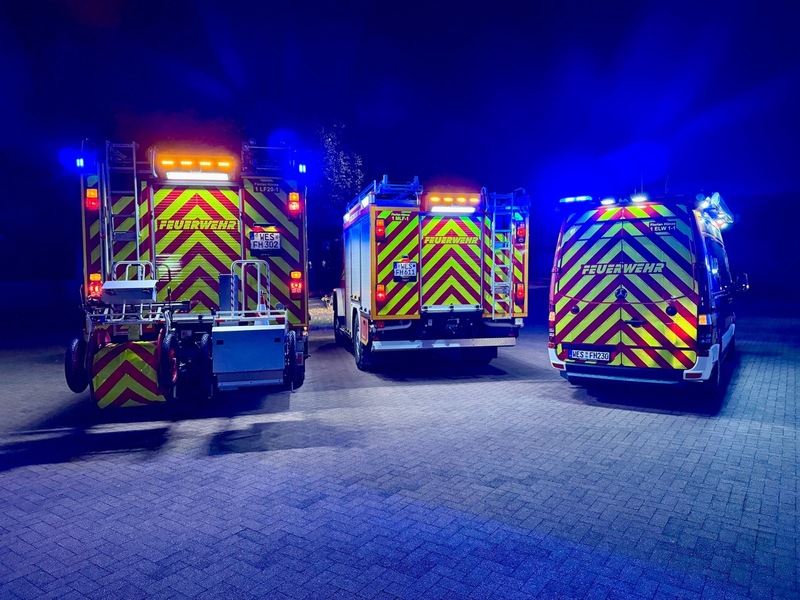 FW Hünxe: Feuerwehrfahrzeuge erhalten neue Heckwarnbeklebung zur Erhöhung der Sicherheit - Foto: presseportal.de