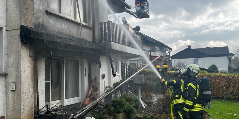 FW Ense: Schnelles Eingreifen der Feuerwehr verhindert Brandausbreitung / Erster Realeinsatz der neuen Drehleiter - Foto: presseportal.de