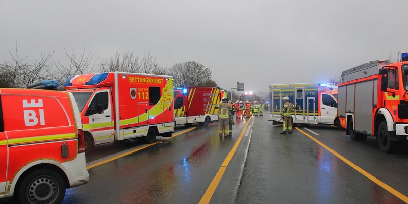 FF Bad Salzuflen: Vier Verletzte nach schwerem Unfall auf der Autobahn 2 in Höhe Herford/Bad Salzuflen / Feuerwehr und Rettungsdienst ist mit 70 Einsatzkräften über mehrere Stunden im Einsatz - Foto: presseportal.de