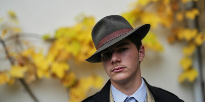 Nachdem ein Schnappschuss von dem Teenager um die Welt ging, gab es viele Spekulationen über seine Identität. (Archivbild) - Foto: Thibault Camus/AP/dpa