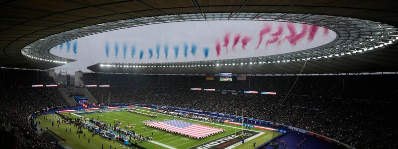 Ausverkauftes Stadion: Rund 72.000 Fans waren dabei. - Foto: Markus Schreiber/AP/dpa