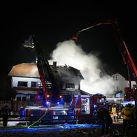 Während des Feuerwehreinsatzes wurde der Hausbewohner vermisst gemeldet. - Foto: Ehsan Monajati/dpa