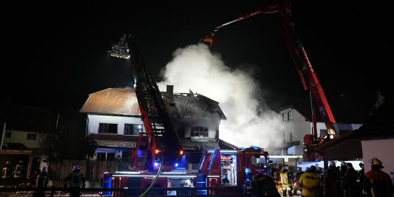 Noch während des Feuerwehreinsatzes wurde der 59 Jahre alte Bewohner vermisst. - Foto: Ehsan Monajati/dpa