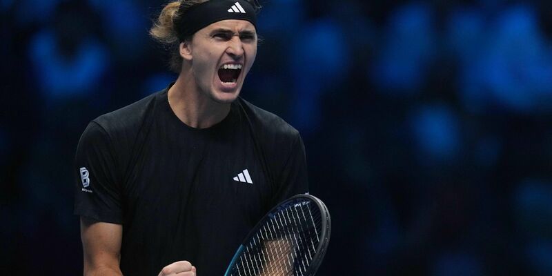 Alexander Zverev schreit seine Freude über den Auftaktsieg bei den ATP Finals heraus. - Foto: Antonio Calanni/AP/dpa