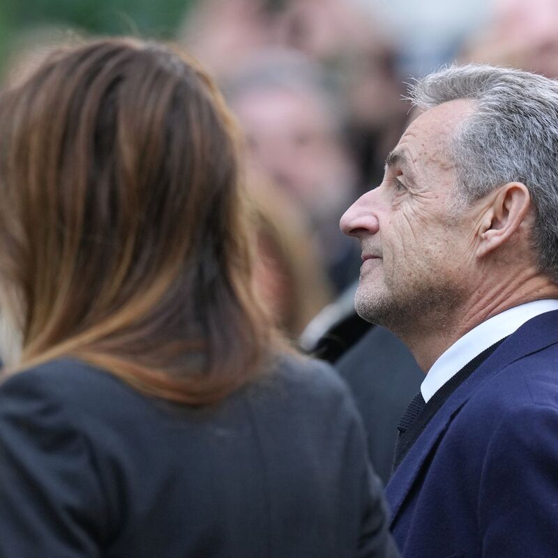Hinter Gittern erhielt Sarkozy regelmäßig Besuch von seiner Frau Carla Bruni (Archivbild). - Foto: Thibault Camus/AP/dpa