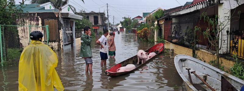 Menschen konnten sich teilweise nur noch mit Booten fortbewegen. - Foto: ---/Catanduanes LGU/XinHua/dpa