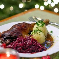 Da läuft einigen das Wasser im Mund zusammen, aber nicht allen: eine Portion knusprige Gänsekeule mit Rotkohl und Klößen. (Archivbild) - Foto: Jan Woitas/dpa-Zentralbild/ZB