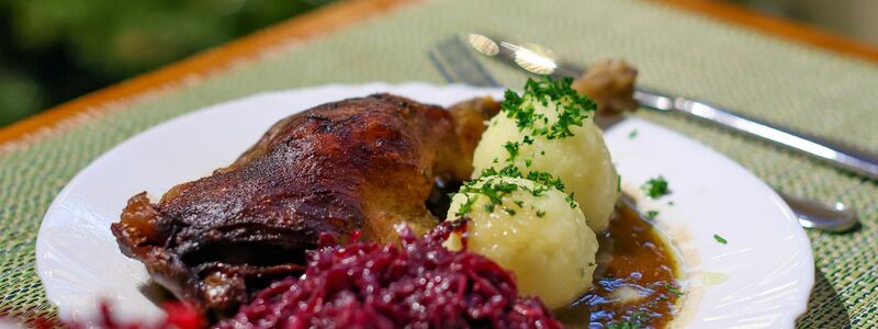 Da läuft einigen das Wasser im Mund zusammen, aber nicht allen: eine Portion knusprige Gänsekeule mit Rotkohl und Klößen. (Archivbild) - Foto: Jan Woitas/dpa-Zentralbild/ZB