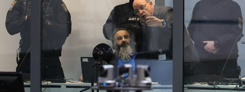 Der Angeklagte Taleb al-Abdulmohsen sitzt zu Prozessbeginn in einem kugelsicheren Glaskasten im Gerichtssaal. - Foto: Jan Woitas/dpa