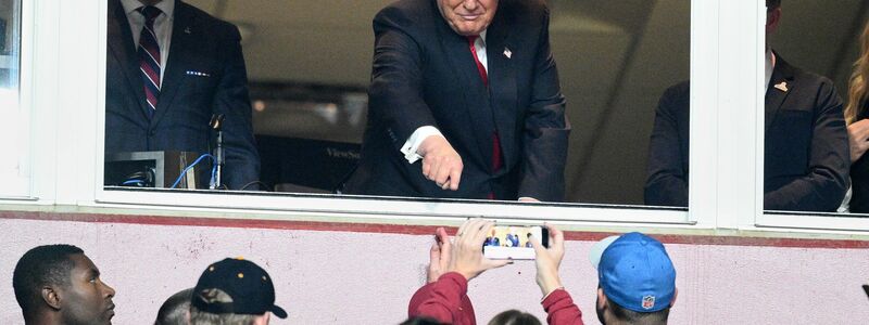 US-Präsident Donald Trump kam etwas verspätet im Stadion an. - Foto: Nick Wass/FR67404 AP/dpa