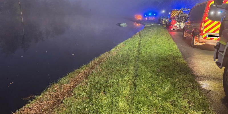 POL-WHV: Pkw stürzt in Kanal - 85-Jährige leicht verletzt - Foto: presseportal.de