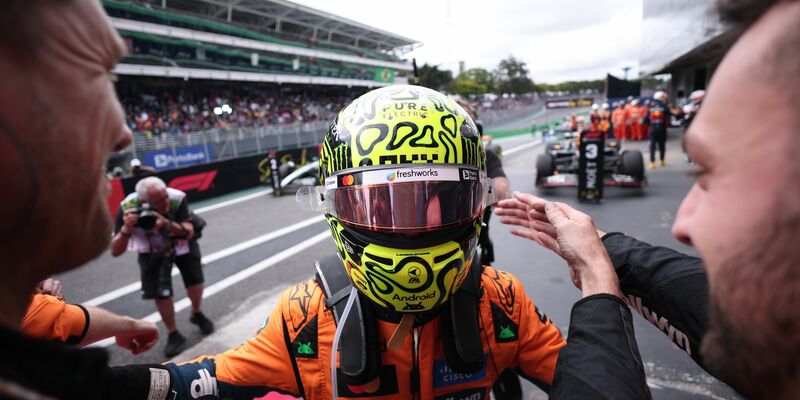 Eine Fahrt von Max Verstappen (l) für den Titel Weltmeister der Herzen.  - Foto: Ettore Chiereguini/AP/dpa