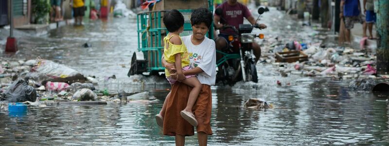 Der Sturm war zeitweise ein Supertaifun mit massiven Böen. - Foto: Aaron Favila/AP/dpa