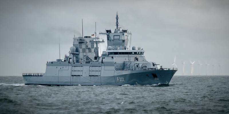 Feierliche Verleihung der Truppenfahnen an die Fregatten der Klasse F125 - Foto: presseportal.de