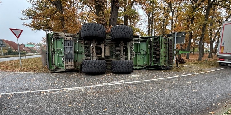 POL-HRO: Anhänger kippt bei Traktorunfall in Kurve um- 150.000 Euro Schaden - Foto: presseportal.de