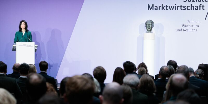 Ministerin Katherina Reiche im Vordergrund, im Hintergrund die Büste von Vorgänger Ludwig Erhard. - Foto: Carsten Koall/dpa