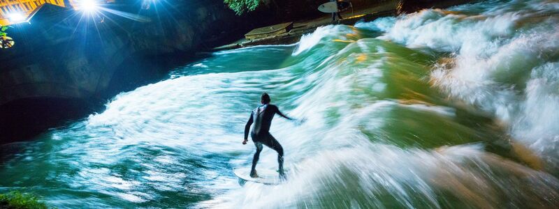 Bis vor Kurzem sah die Eisbachwelle noch so aus und begeisterte Surfer aus aller Welt. (Archivbild) - Foto: Peter Kneffel/dpa