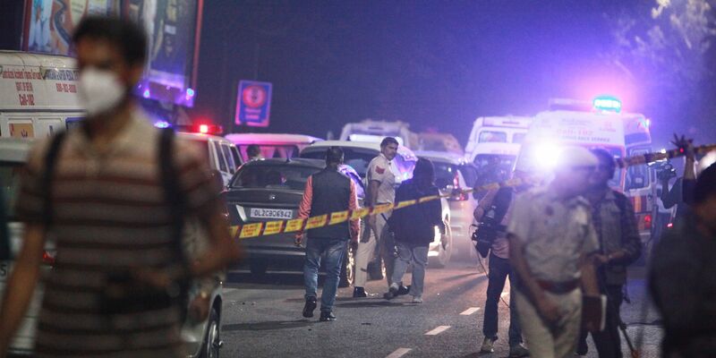 Polizisten sichern das Gelände nach einer Autoexplosion in der Nähe des historischen Roten Forts.  - Foto: Uncredited/AP/dpa