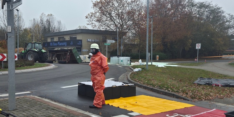 FW-ROW: Gefahrgutunfall in Zeven: 1.000 Liter Säure ausgelaufen - Foto: presseportal.de