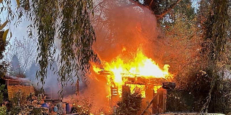 FW Bremerhaven: Feuer in Kleingartengebiet - Foto: presseportal.de