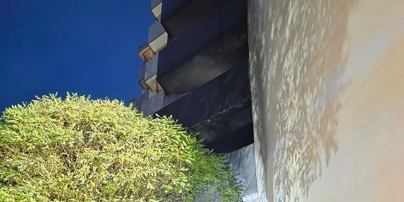 FW Celle: Balkon eines achtgeschossigen Wohngebäudes in Vollbrand - Mehrere Wohnungen verraucht! - Foto: presseportal.de