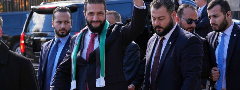 Syriens Übergangspräsident Ahmed al-Scharaa nach seinem Treffen mit US-Präsident Trump. - Foto: Jacquelyn Martin/AP/dpa