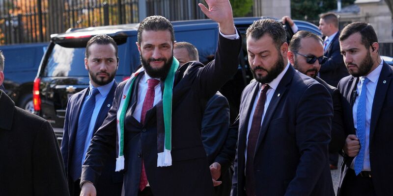 Ahmed al-Scharaa, Übergangspräsident von Syrien, winkt Anhängern vor dem Weißen Haus zu. - Foto: Jacquelyn Martin/AP/dpa