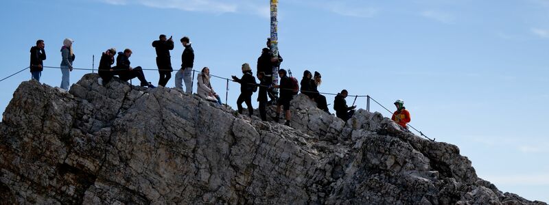Das Gipfelkreuz ist mit Hunderten Stickern beklebt. (Archivbild) - Foto: Sven Hoppe/dpa