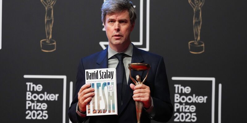 Er bekommt die Auszeichnung für sein Buch «Flesh». - Foto: Kirsty Wigglesworth/AP/dpa