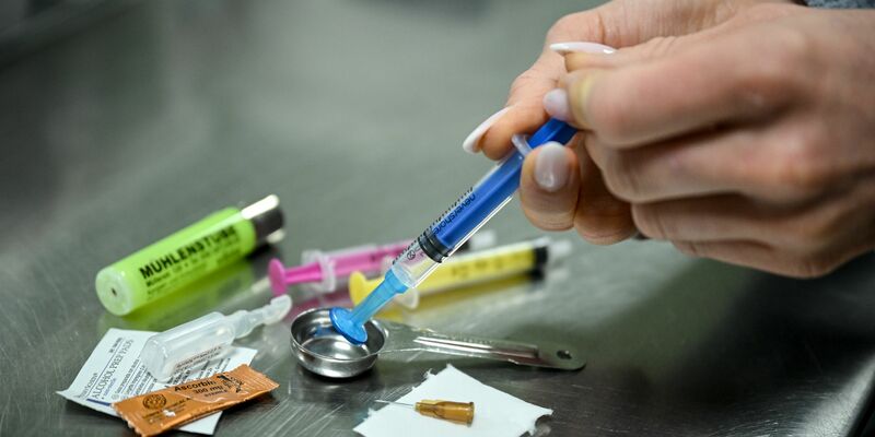 Der Konsum von Crack und Fentanyl gehört laut DHS-Suchthilfe zu den gravierenden Problemen (Archivbild) - Foto: Britta Pedersen/dpa