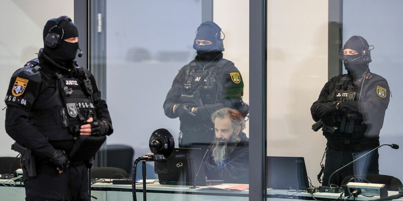 Der Angeklagte Taleb al-Abdulmohsen wird in den Gerichtssaal geführt. - Foto: Jan Woitas/dpa