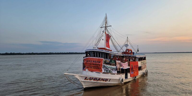 Vieler indigene Vertreter tragen traditionelle Gewänder und Kopfschmuck. - Foto: Larissa Schwedes/dpa
