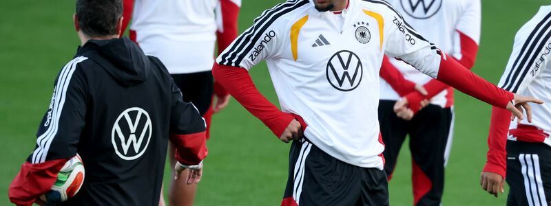 Ridle Baku grüßt beim Training Richtung Tribüne. - Foto: Christian Charisius/dpa