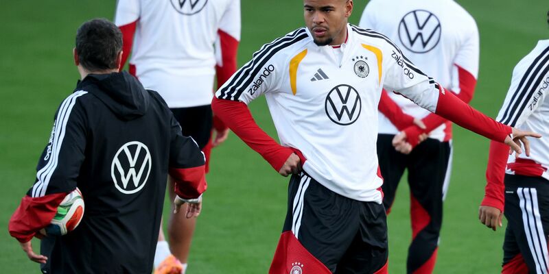 Kevin Schlotterbeck konnte nicht mit Florian Wirtz (vorn) trainieren. - Foto: Christian Charisius/dpa