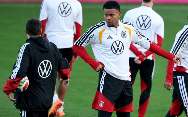 Kevin Schlotterbeck konnte nicht mit Florian Wirtz (vorn) trainieren. - Foto: Christian Charisius/dpa