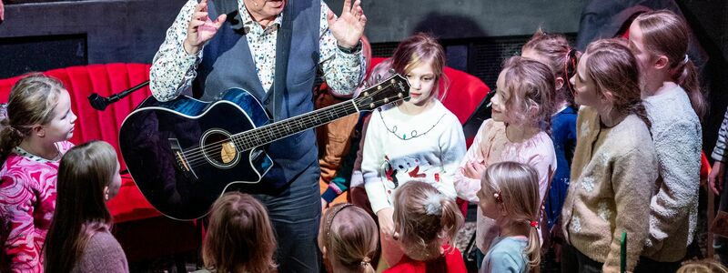 Der Text Rolf Zuckowskis «In der Weihnachtsbäckerei» ist einer von neun in der Klage der Gema gegen OpenAI. (Archivbild) - Foto: Axel Heimken/dpa